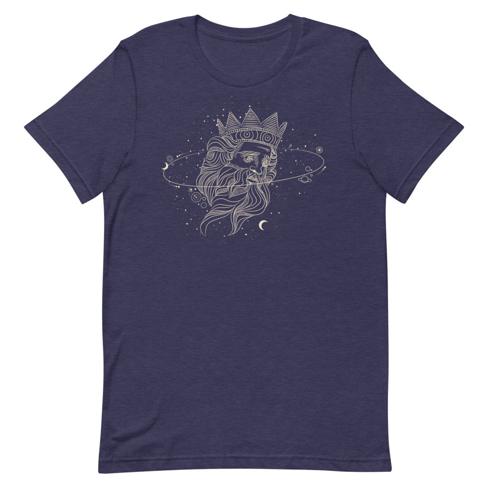 T-shirt bleu marine unisexe avec un design bohème d’un visage de roi barbu beige et doré portant une couronne, entouré de motifs célestes comme des lunes, des étoiles et des orbites.