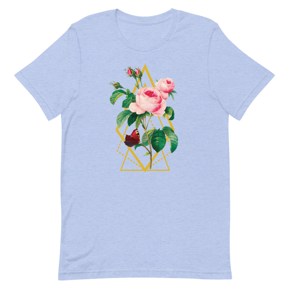 T-shirt bleu pâle unisexe avec un design bohème de roses roses et rouges, encadrées d’un motif géométrique doré, avec un petit papillon rouge.