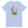 T-shirt bleu pâle unisexe avec un design bohème de roses roses et rouges, encadrées d’un motif géométrique doré, avec un petit papillon rouge.