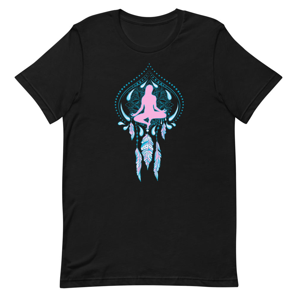 T-shirt noir unisexe avec un design mystique affichant une silhouette méditative rose en position de lotus, intégrée dans un attrape-rêves bleu et blanc orné de plumes pendantes.