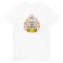 T-shirt blanc unisexe avec un design éveillé affichant une silhouette méditative noire et blanche en position de lotus, ornée de motifs détaillés, assise sur un lotus doré, entourée d’un fond brun en forme de feuille avec motifs floraux.