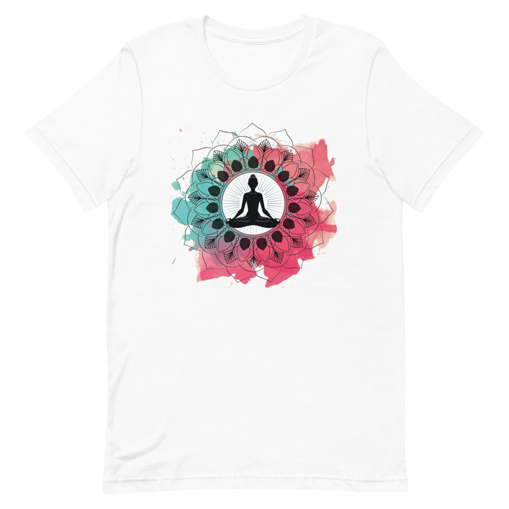 T-shirt blanc unisexe avec un design serein affichant une silhouette méditative noire en position de lotus, sur un mandala aquarelle aux couleurs rose, turquoise et violet, avec motifs floraux et géométriques.