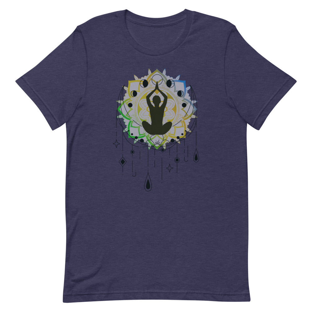 T-shirt bleu marine unisexe avec un design céleste affichant une silhouette méditative noire en position de lotus, sur un mandala coloré (blanc, jaune, vert, bleu) avec phases lunaires et gouttes pendantes.