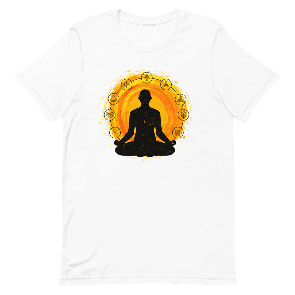 T-shirt blanc unisexe avec un design sacré affichant une silhouette méditative noire en position de lotus, sur un fond doré évoquant un soleil, entourée de symboles spirituels (Om, lotus, nœud infini) en blanc et jaune.