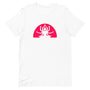T-shirt blanc unisexe avec un design divin affichant une silhouette blanche à six bras en méditation, position de lotus, sur un demi-cercle rose fuchsia.