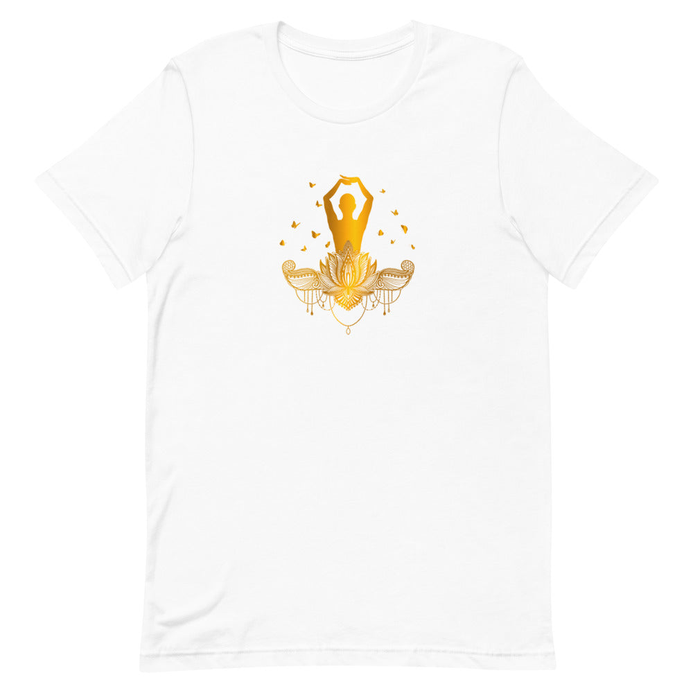 T-shirt blanc unisexe avec un design gracieux affichant une silhouette de yoga dorée en pose méditative avec un mudra, sur un lotus doré orné de motifs floraux, entourée de papillons dorés.