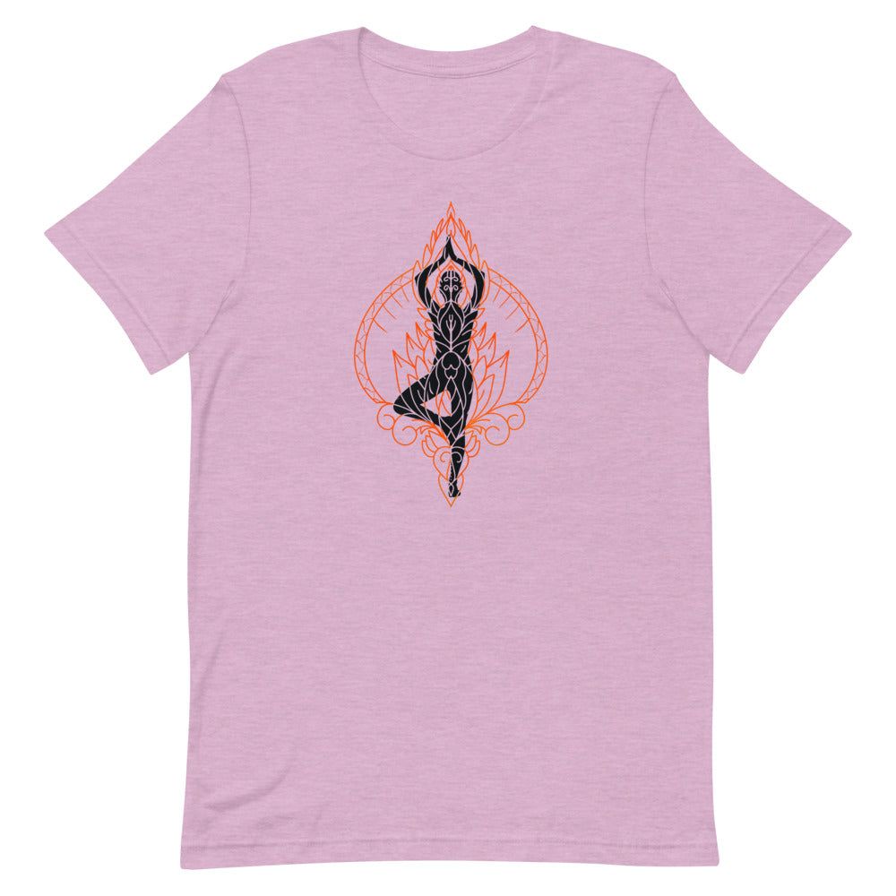 T-shirt rose poudré unisexe avec un design énergique affichant une silhouette de yoga noire en pose d’arbre (Vrksasana), entourée d’une flamme orange stylisée en forme de goutte avec motifs floraux.