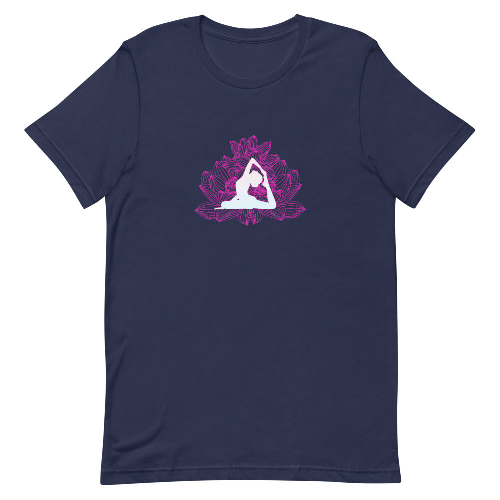 T-shirt bleu marine unisexe avec un design dynamique affichant une silhouette de yoga blanche en pose d’arc (Dhanurasana), intégrée dans un lotus rose avec pétales stylisés et contours violets.
