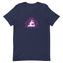 T-shirt bleu marine unisexe avec un design dynamique affichant une silhouette de yoga blanche en pose d’arc (Dhanurasana), intégrée dans un lotus rose avec pétales stylisés et contours violets.