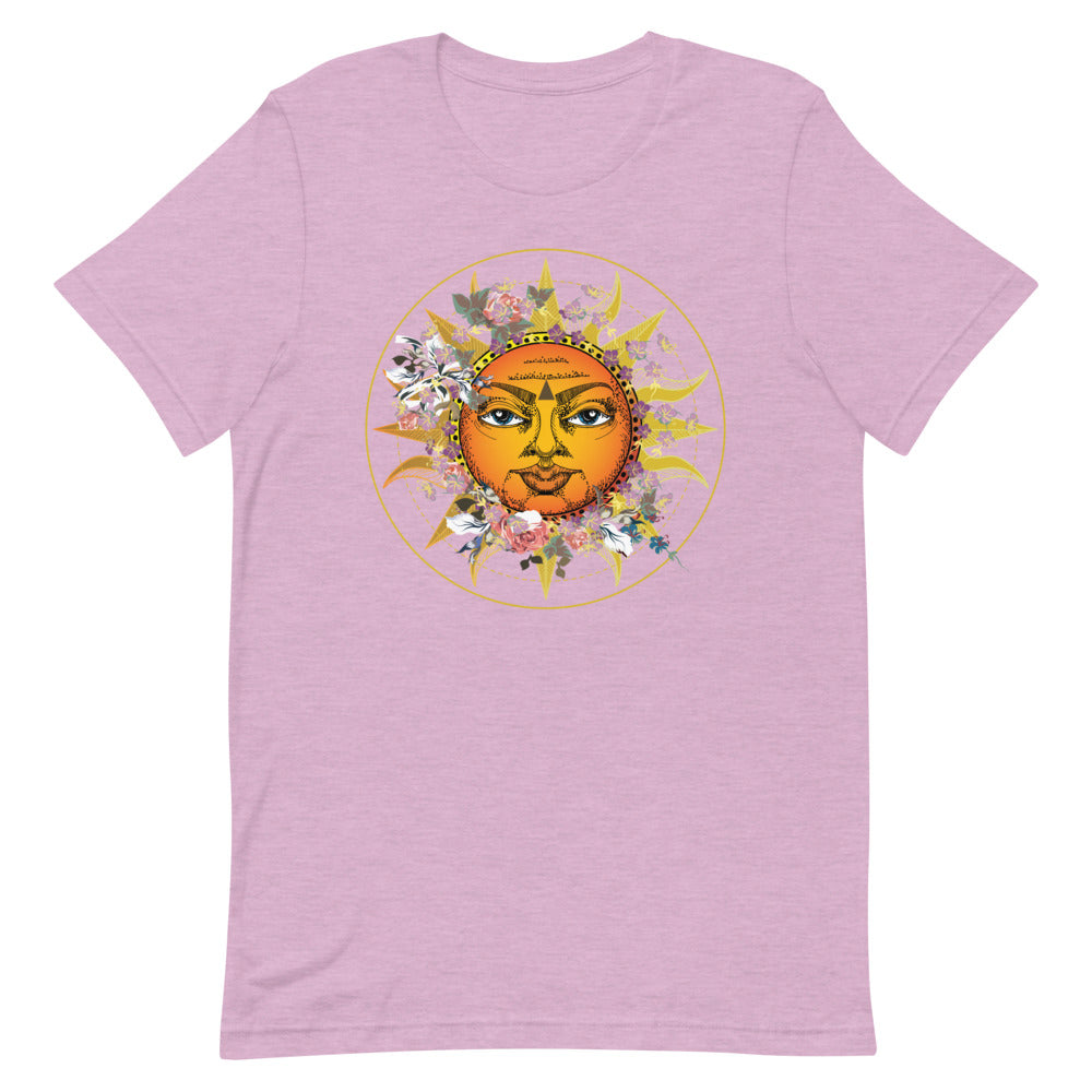 T-shirt rose pâle unisexe avec un design bohème d’un soleil orange entouré de rayons dorés et de fleurs multicolores roses, bleues, blanches et jaunes, dans un cercle doré.