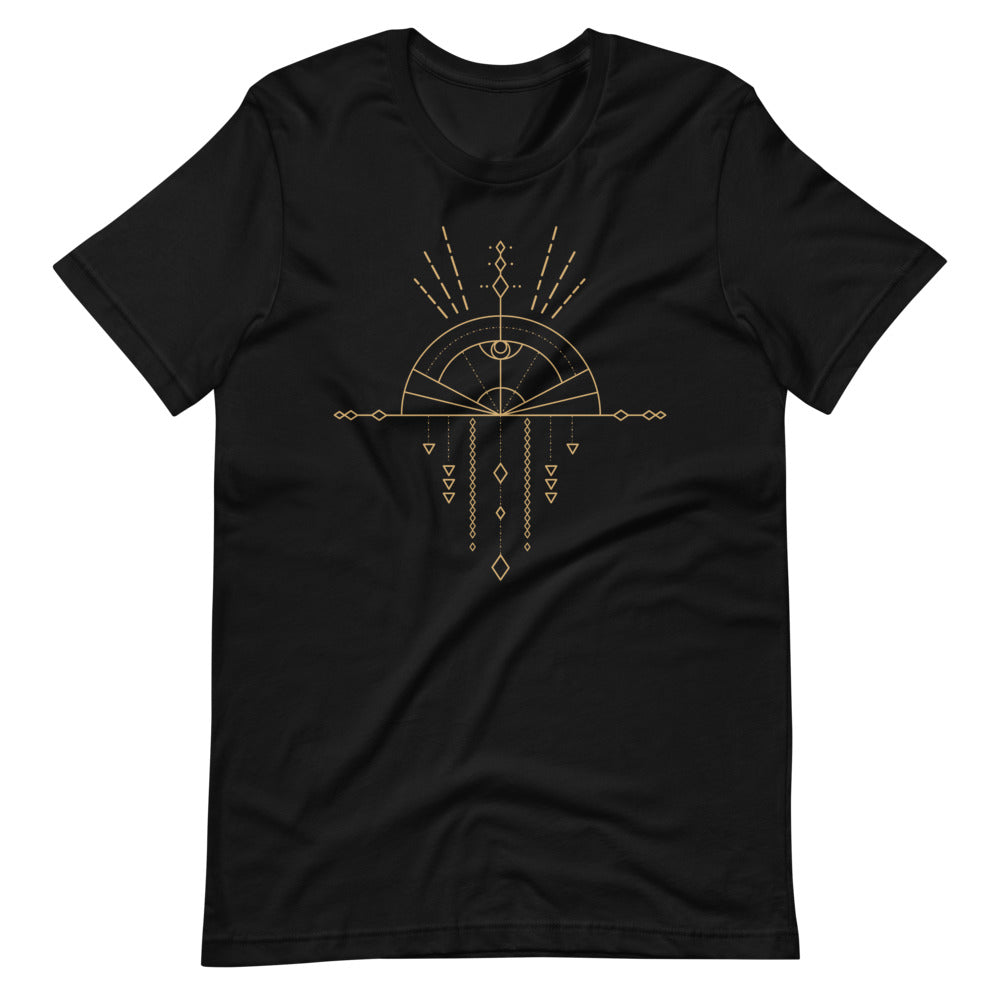 T-shirt noir unisexe avec un design bohème d’un soleil levant beige et doré en demi-cercle, intégré à un attrape-rêves, entouré de motifs géométriques comme des rayons et des lignes, avec des pendentifs en losanges et triangles.