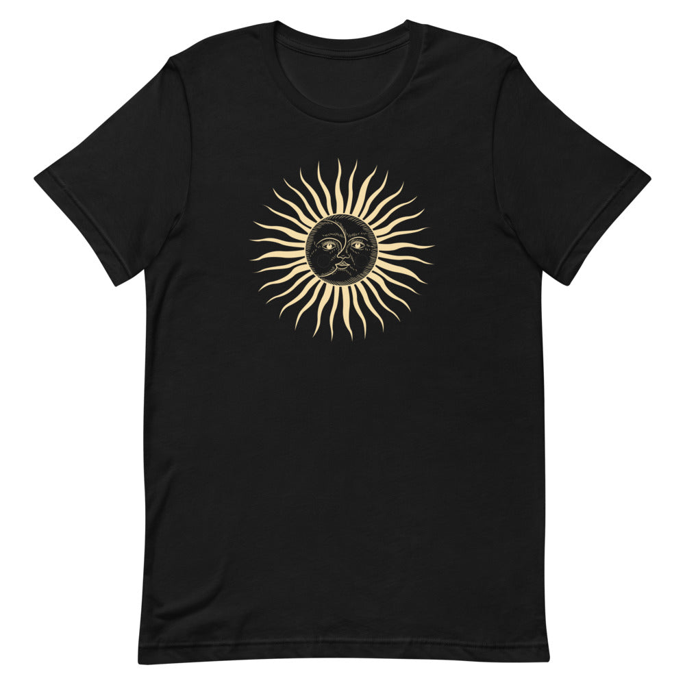 T-shirt unisexe avec un design mystique affichant un soleil et une lune entrelacés, avec des rayons dorés et un style vintage évoquant l’harmonie cosmique.
