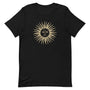 T-shirt unisexe avec un design mystique affichant un soleil et une lune entrelacés, avec des rayons dorés et un style vintage évoquant l’harmonie cosmique.