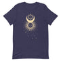 T-shirt bleu marine unisexe avec un design ésotérique du soleil et de la lune entrelacés, entourés d’étoiles et de détails célestes.