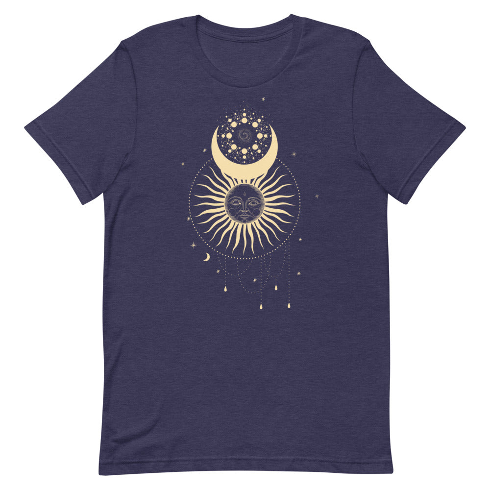 T-shirt bleu marine unisexe avec un design ésotérique du soleil et de la lune entrelacés, entourés d’étoiles et de détails célestes.