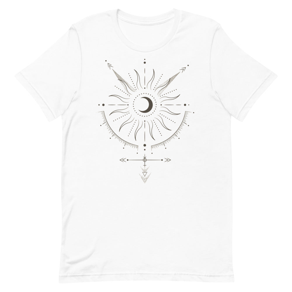 T-shirt blanc unisexe avec un design bohème d’un soleil et d’une lune combinés en beige et marron, entourés de motifs géométriques comme des flèches, des triangles et des cercles.