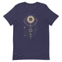 T-shirt bleu marine unisexe avec un design bohème d’un soleil et d’une lune combinés en beige et doré, surmontant une ligne de planètes alignées, entourés de motifs célestes comme des étoiles.