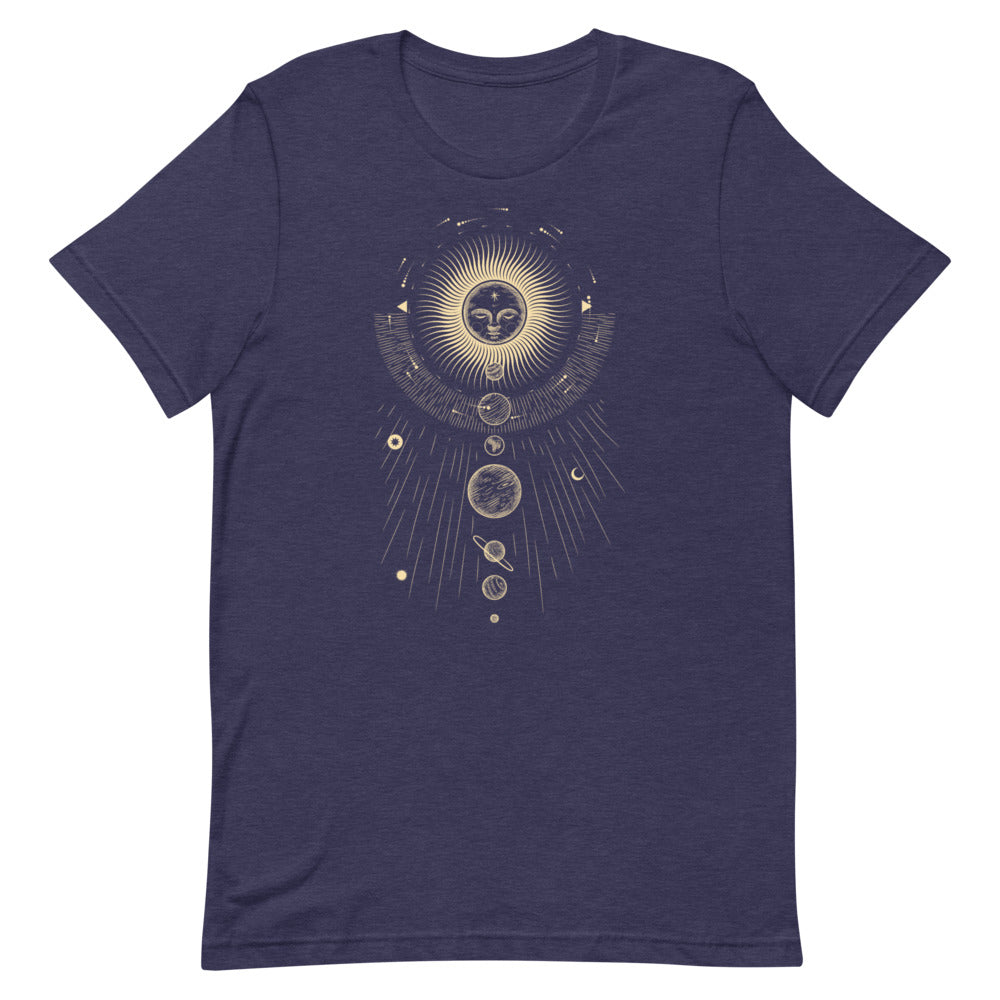 T-shirt bleu marine unisexe avec un design bohème d’un soleil et d’une lune combinés en beige et doré, surmontant une ligne de planètes alignées, entourés de motifs célestes comme des étoiles.