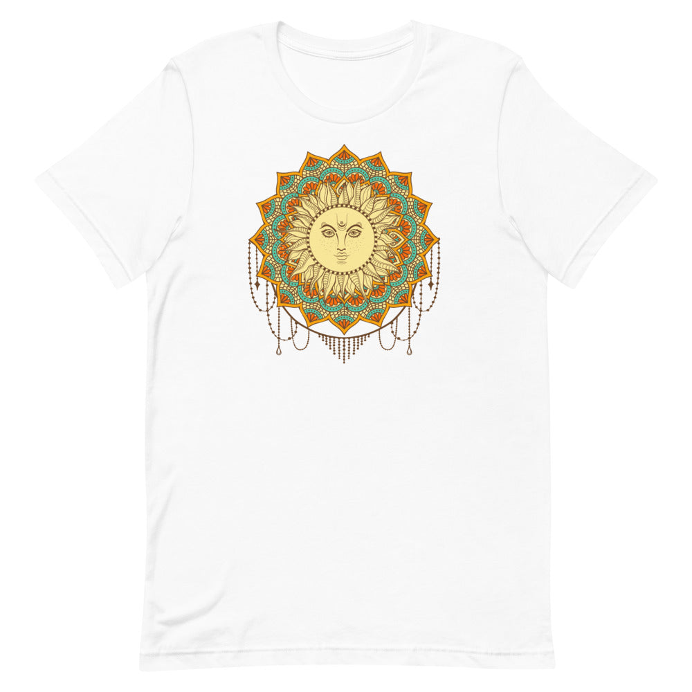 T-shirt blanc unisexe avec un design bohème d’un soleil jaune et orange orné d’un motif mandala turquoise, orange et doré, intégré dans un capteur de rêves avec perles et franges dorées.