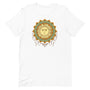 T-shirt blanc unisexe avec un design bohème d’un soleil jaune et orange orné d’un motif mandala turquoise, orange et doré, intégré dans un capteur de rêves avec perles et franges dorées.