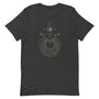 T-shirt gris foncé unisexe avec un design bohème d’un soleil beige et doré entouré de motifs géométriques abstraits comme des triangles, des cercles et des lignes.