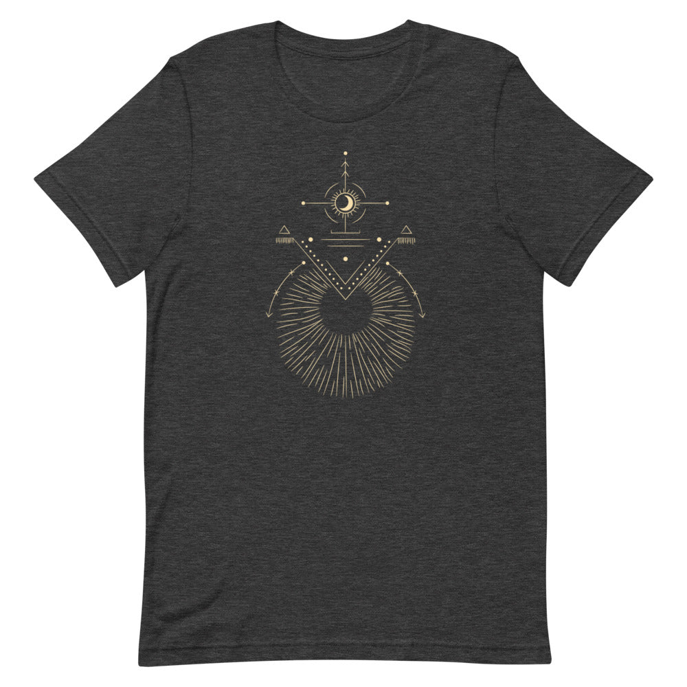 T-shirt gris foncé unisexe avec un design bohème d’un soleil beige et doré entouré de motifs géométriques abstraits comme des triangles, des cercles et des lignes.