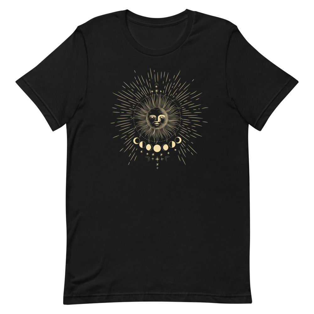 T-shirt noir unisexe avec un design ésotérique représentant un soleil mystique entouré de rayons lumineux, accompagné des phases de la lune dans des tons dorés.