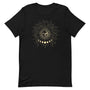 T-shirt noir unisexe avec un design ésotérique représentant un soleil mystique entouré de rayons lumineux, accompagné des phases de la lune dans des tons dorés.