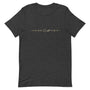T-shirt gris foncé unisexe avec un design bohème d’un système solaire minimaliste beige et doré, représentant des planètes et des lunes alignées horizontalement avec des étoiles.
