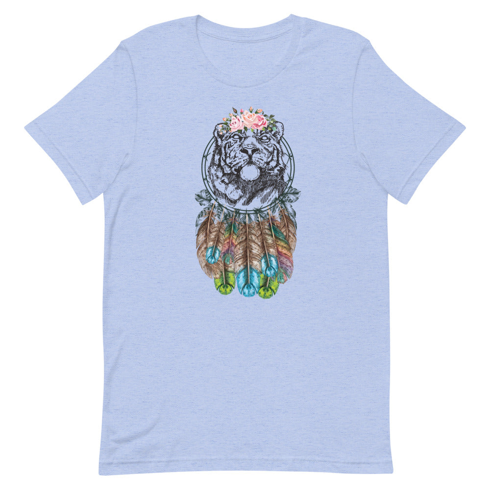 T-shirt bleu pâle unisexe avec un design bohème d’un tigre noir et blanc orné de fleurs roses et blanches, intégré dans un capteur de rêves avec des plumes multicolores brunes, bleues et vertes.
