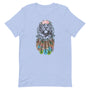 T-shirt bleu pâle unisexe avec un design bohème d’un tigre noir et blanc orné de fleurs roses et blanches, intégré dans un capteur de rêves avec des plumes multicolores brunes, bleues et vertes.