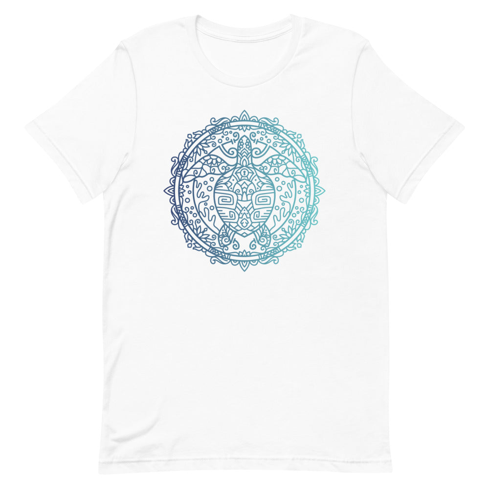 T-shirt blanc unisexe avec un design bohème d’une tortue ornée d’un motif mandala en dégradé de bleu et turquoise, entourée d’un cercle avec des motifs floraux et géométriques.
