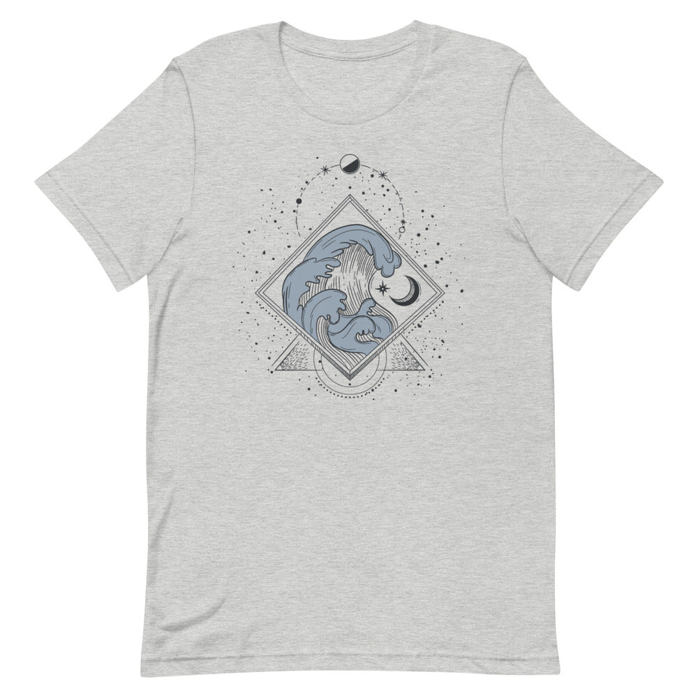 T-shirt gris clair unisexe avec un design bohème de vagues bleues encadrées d’un motif géométrique noir, accompagnées de deux lunes et de petits points évoquant des étoiles.
