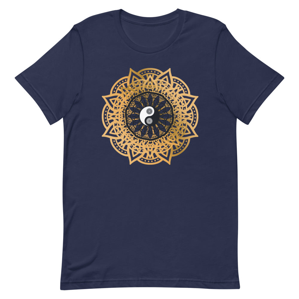T-shirt bleu marine unisexe avec un design bohème d’un symbole Yin-Yang noir et blanc entouré d’un mandala doré avec des motifs floraux et géométriques complexes.