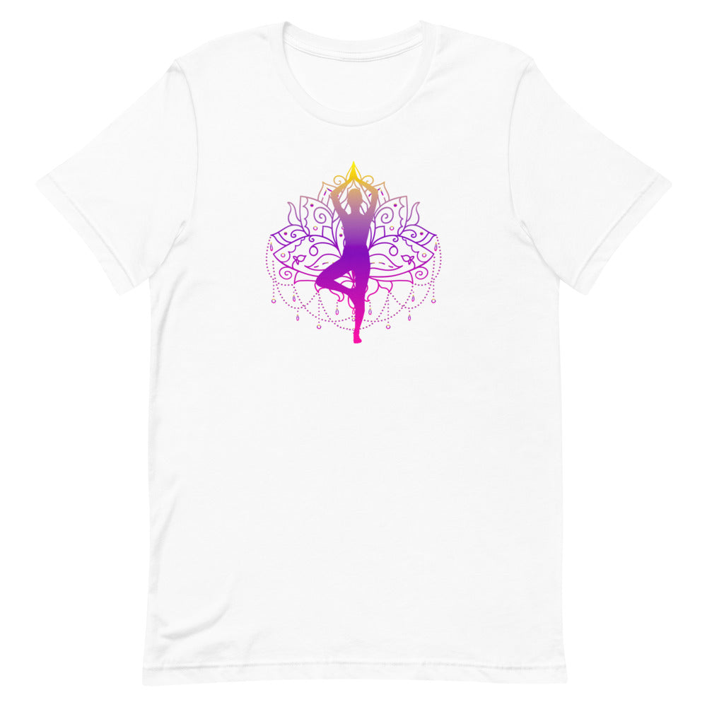 T-shirt unisexe blanc avec un design zen d'une silhouette de yoga en pose de l'arbre, mandala multicolore (violet, rose), style spirituel.