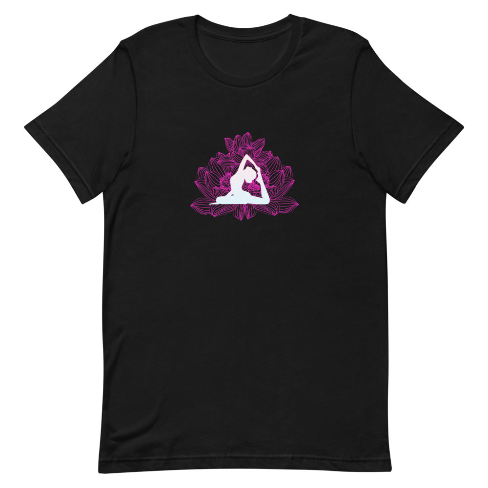 T-shirt avec Silhouette de Yoga en Pose d'Arc et Lotus Rose – Dynamique et Élégant