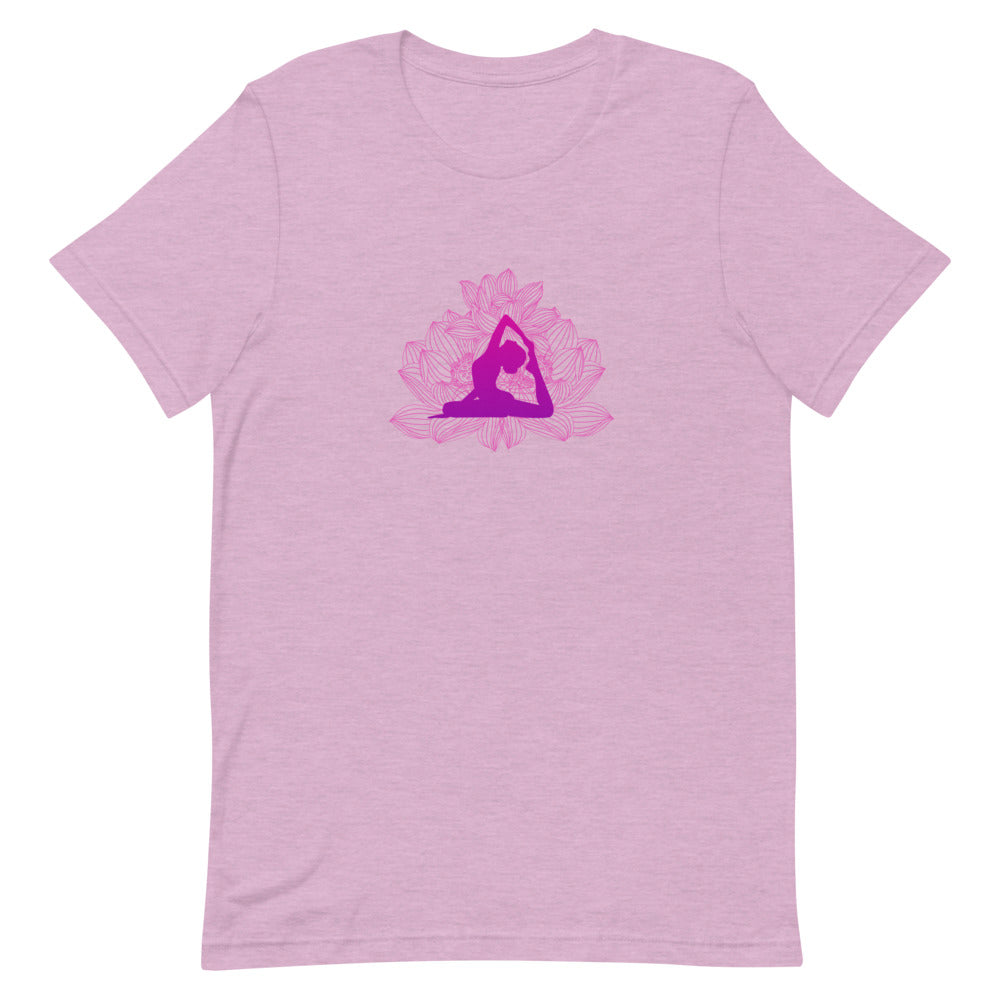 T-shirt avec Silhouette de Yoga en Pose d'Arc et Lotus Rose – Dynamique et Élégant